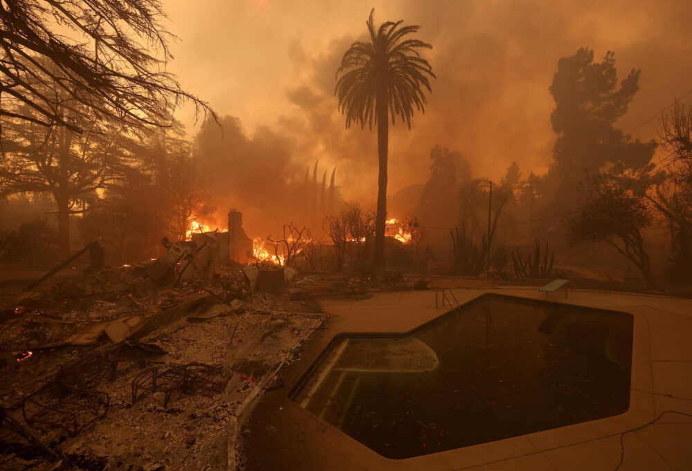 Una casa arde en la región de Altadena, donde un incendio devora miles de hectáreas