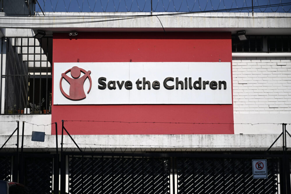 (ARCHIVO) Vista de las oficinas de la ONG Save the Children durante una redada en Ciudad de Guatemala el 25 de abril de 2024