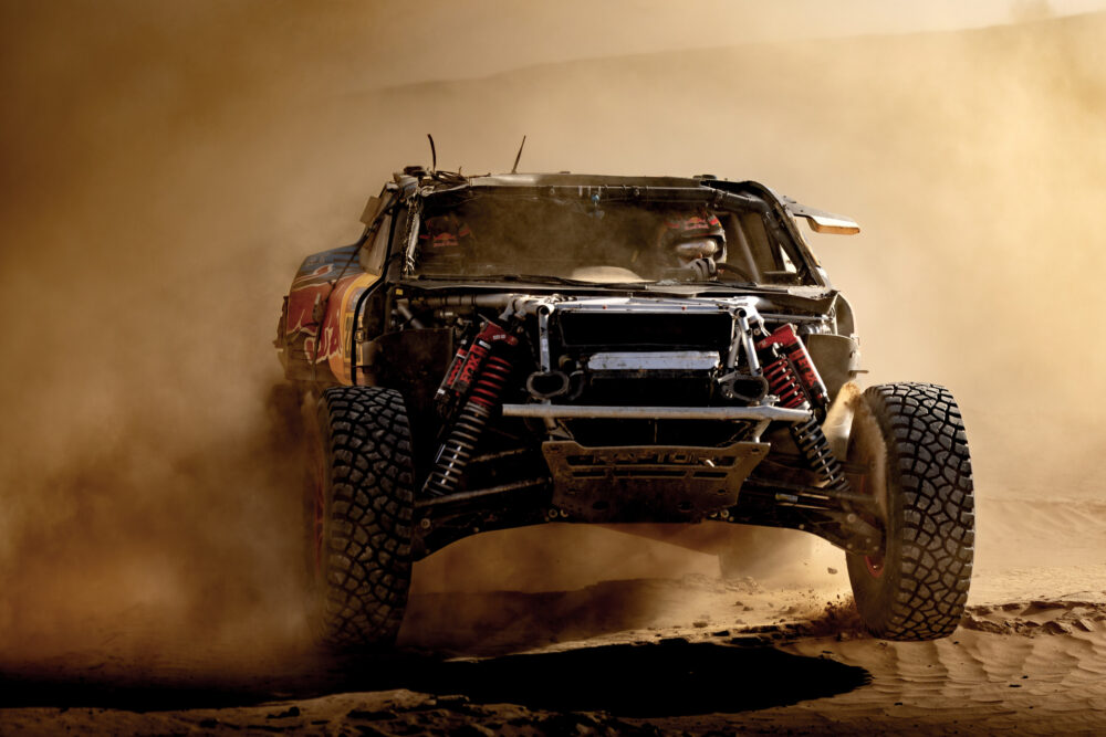 Carlos Sainz, con el parabrisas roto (y gafas de moto), antes de su retirada del Dakar.