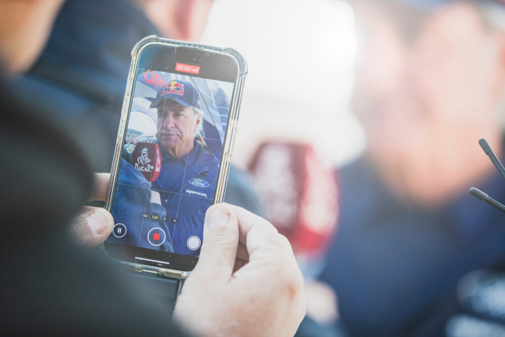 Sainz, en una rueda de prensa antes de abandonar el Dakar.