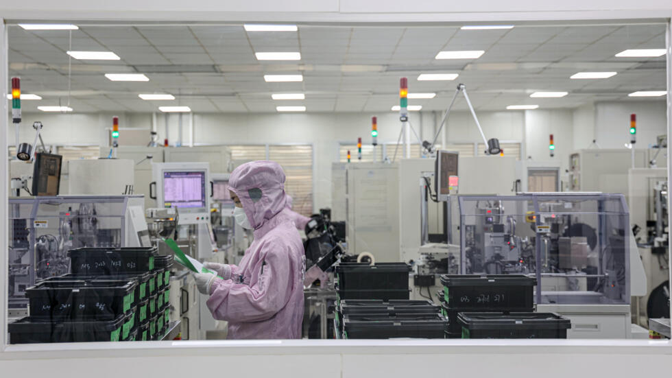 Un empleado produce semiconductores para exportar el 25 de diciembre de 2024 en una fábrica de chips en Binzhou, en el este de China