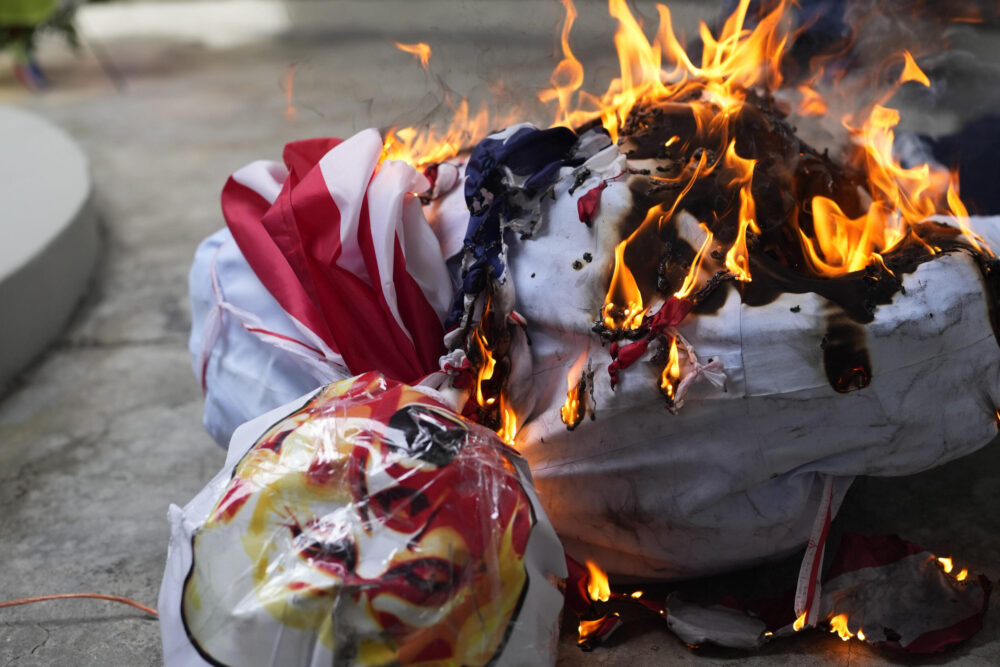 Un muñeco del presidente electo de Estados Unidos, Donald Trump, y una bandera estadounidense son quemados al cierre de una manifestación en el día de los estudiantes "mártires" en la Ciudad de Panamá, el 9 de enero de 2025.