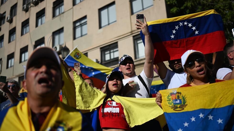 Residentes venezolanos gritan consignas durante una protesta convocada por la oposición en vísperas de la investidura presidencial en Santiago de Chile, el 9 de enero de 2025