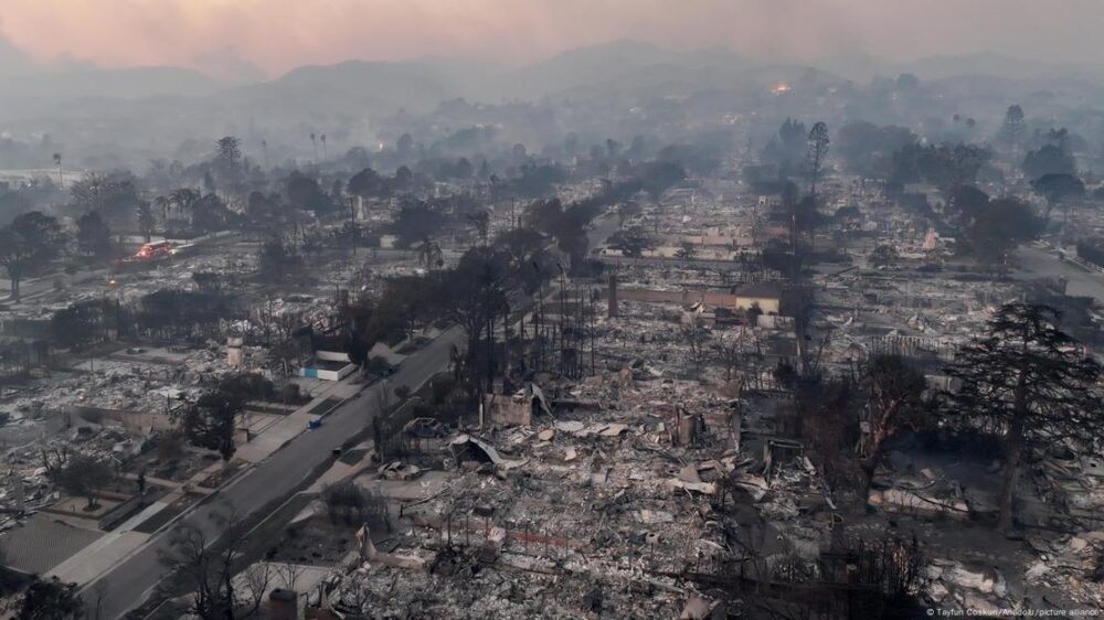 Vista aérea de Pacific Palisades, en Los Ángeles, California, completamente devastada por un incendio fuera de control.