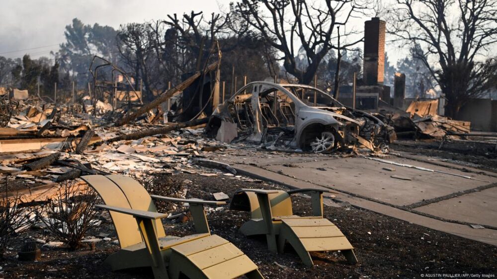 Sillas de jardín derretidas se ven cerca de los restos de una casa quemada tras el paso del fuego en Pacific Palisades. 