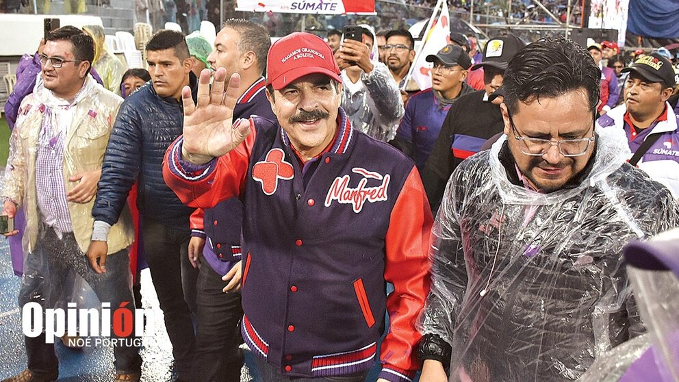 Manfred Reyes Villa durante su proclama en el estadio Félix Capriles, el 5 de enero./ NOÉ PORTUGAL