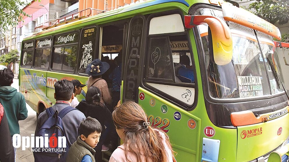 Usuarios toman líneas que conducen desde la ciudad hasta el Valle Bajo./ NOÉ PORTUGAL