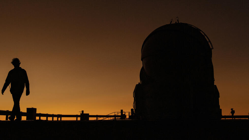 Un telescopio auxiliar del Very Large Telescope del Observatorio Europeo Austral (ESO), en Paranal, Chile, en una imagen del 20 de julio de 2022