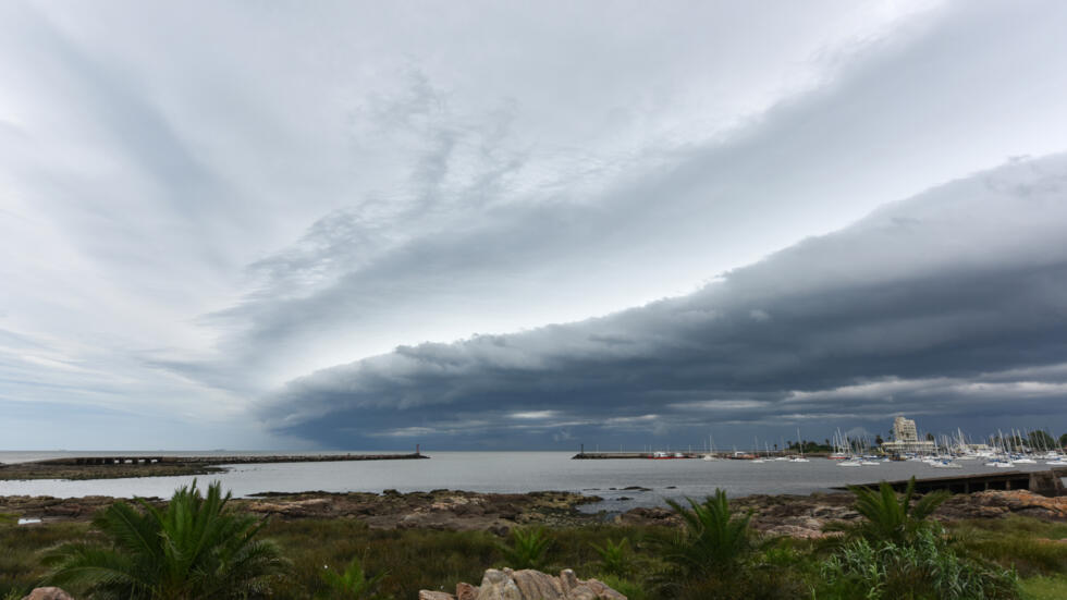 Una nube cinturón se cierne sobre el estuario del Río de la Plata, en Montevideo, el 4 de noviembre de 2024