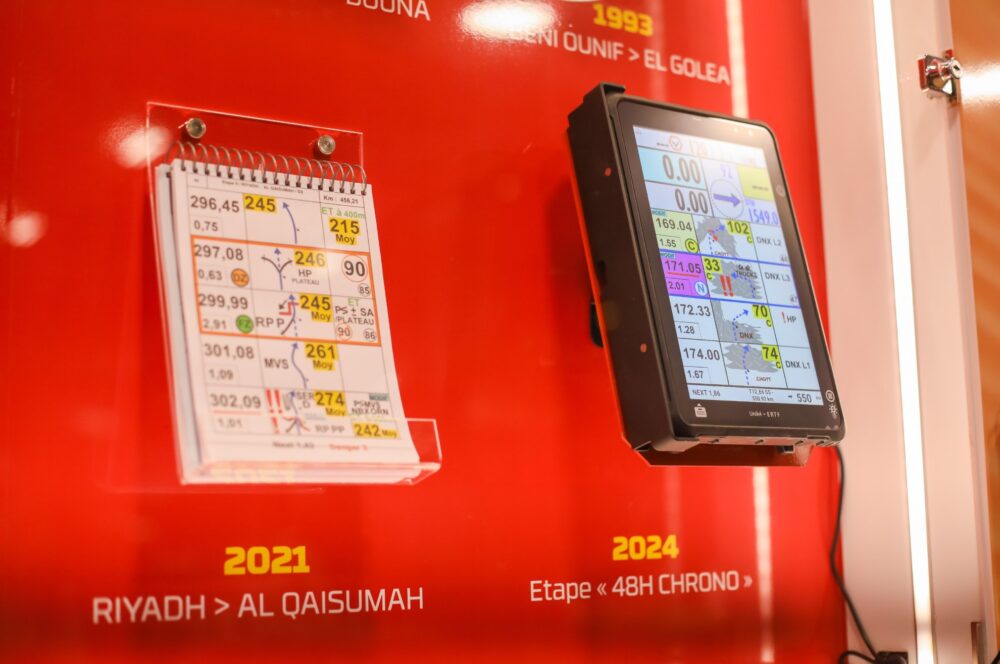 La tablet electrónica (derecha) junto al roadbook de papel (izquierda)