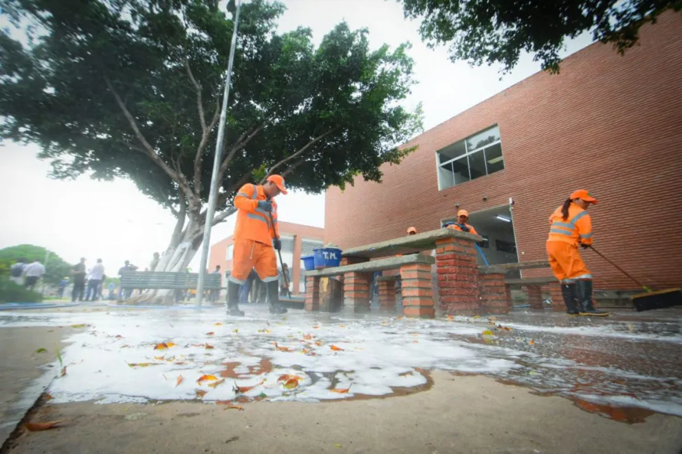 Limpieza y desinfección de unidades educativas en Santa Cruz. Fotos: Alcaldía de Santa Cruz 