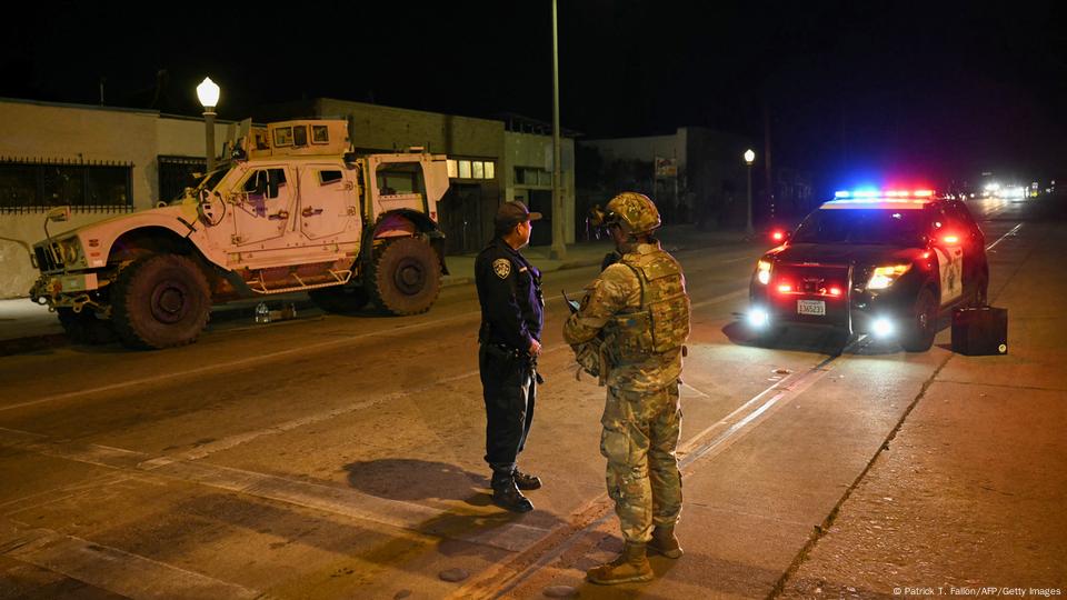 Soldados de la Guardia Nacional y de la Patrulla de Carreteras de California controlan los accesos a las zonas devastadas cerca de Pasadena, donde el incendio Eaton sigue sin ser controlado.