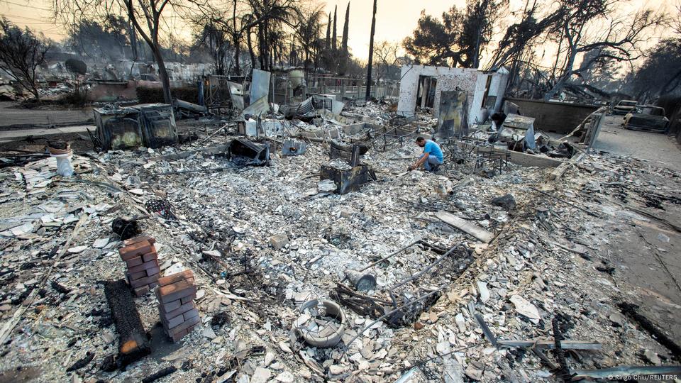 Un hombre busca pertenencias entre los restos de su casa tras ser quemada por los incendios forestales en la zona de Los Ángeles, en el incendio de Eaton en Altadena, California.