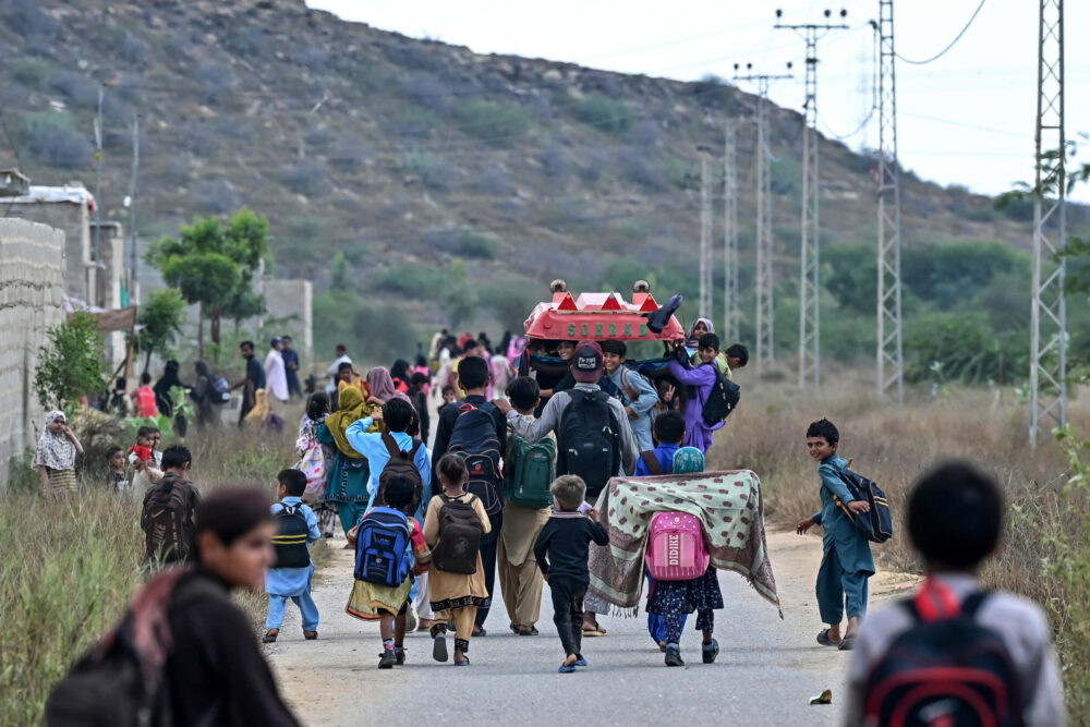 Estudiantes regresan a sus casas tras haber estado en la escuela, en Abdullah Goth, en las afueras de Karachi, en el sur de Pakistán, el 13 de noviembre de 2024