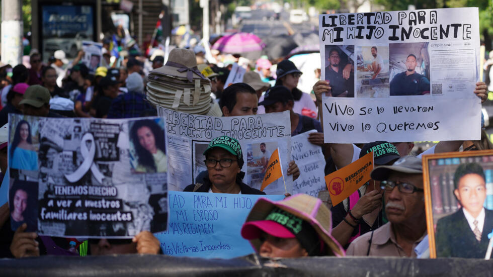 Unos manifestantes marchan contra la minería, contra las políticas del gobierno del presidente de El Salvador, Nayib Bukele, y para exigir la liberación de encarcelados durante el estado de emergencia, el 12 de enero de 2025 en San Salvador