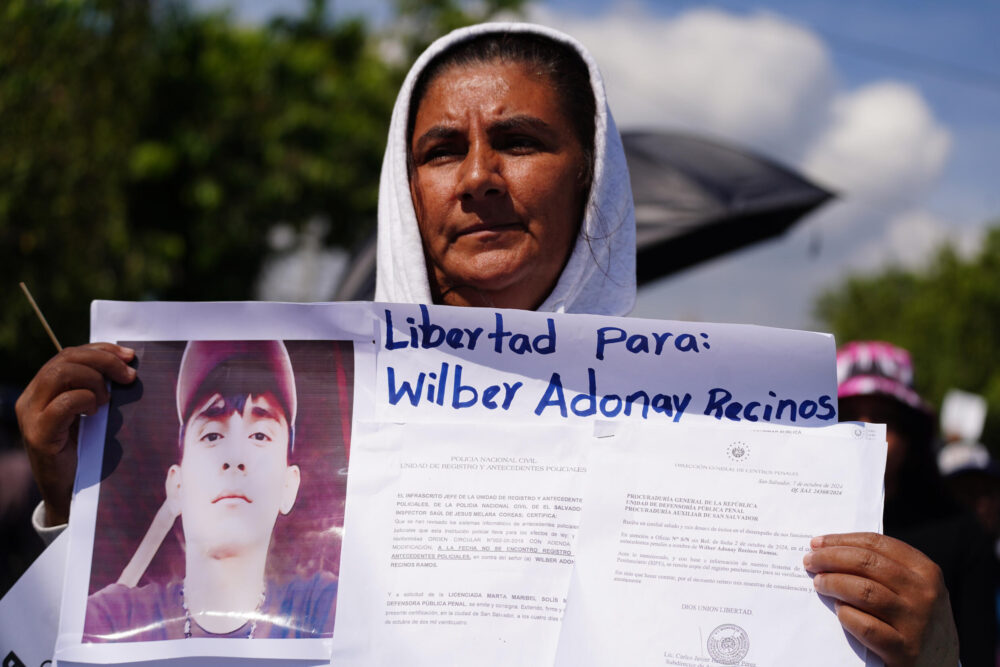 Un manifestante sostiene un cartel durante una protesta contra la minería, contra las políticas del gobierno de El Salvador y para exigir la liberación de familiares encarcelados durante el estado de emergencia, el 12 de enero de 2025 en San Salvador