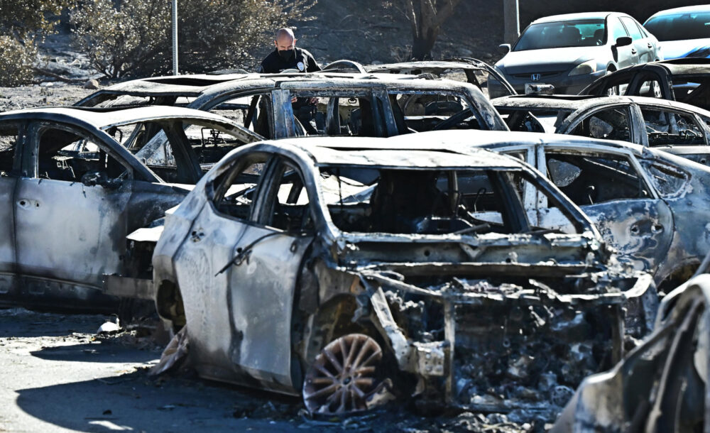 Vehículos destruidos en Sunset Boulevard