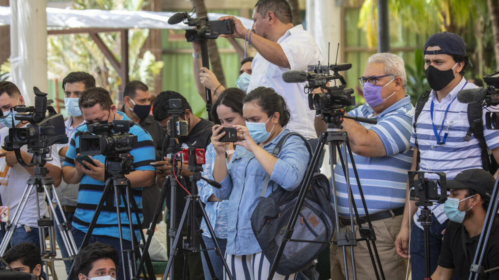 Periodistas trabajan en las afueras de un hotel en Managua, Nicaragua, el 30 de septiembre de 2020.