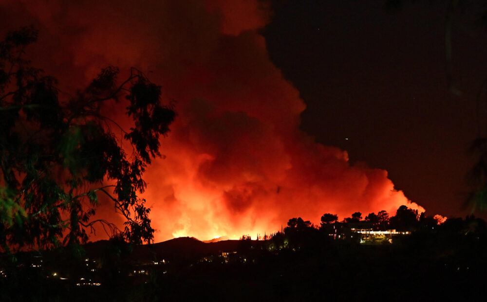 Enormes incendios forestales han arrasado barrios enteros y provocado la evacuación de miles de personas en Los Ángeles