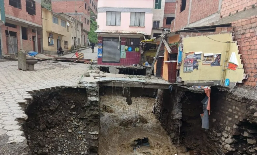 Pérdida de plataforma a causa de la crecida de las aguas de los ríos en Quime. Foto: Seo Tv