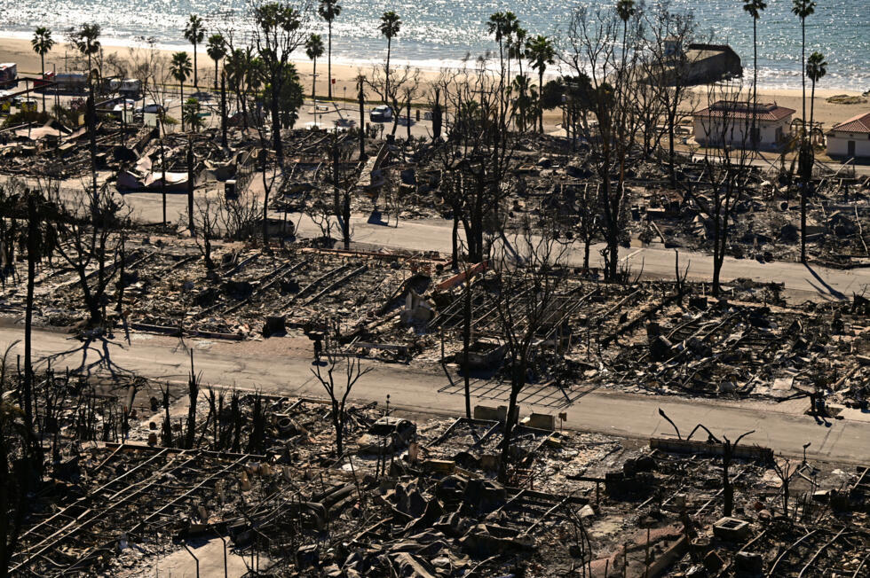 Casas calcinadas y coches quemados entre los escombros en Los Ángeles, California, el 12 de enero de 2025