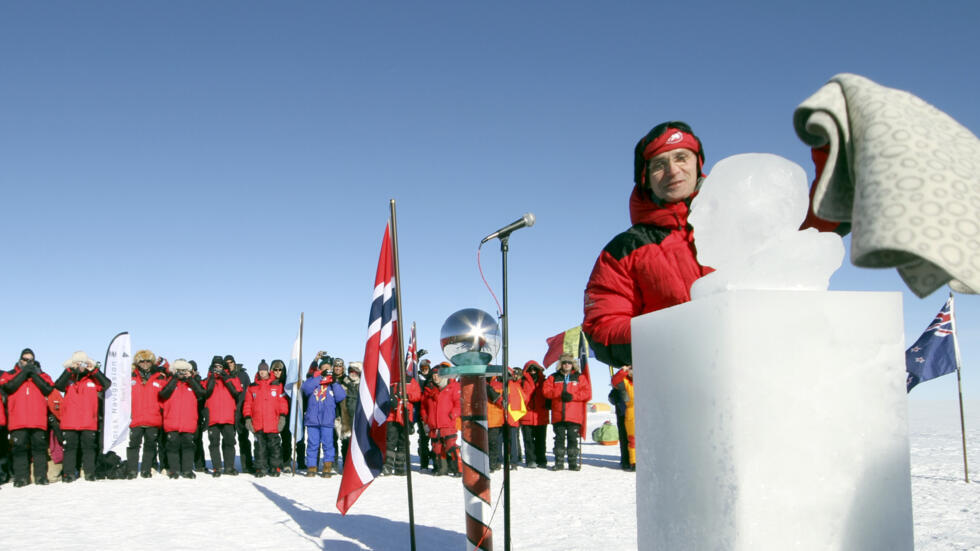 El entonces primer ministro de Noruega, Jens Stoltenberg, desvela un busto en hielo de Roald Amundsen en el Polo Sur el 14 de diciembre de 2011, día del primer centenario de la llegada del explorador al Polo Sur