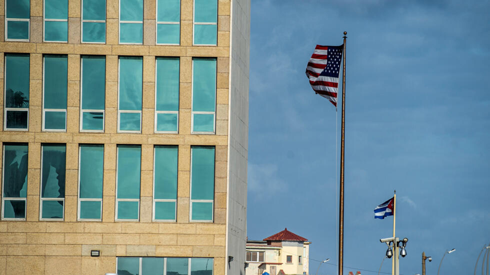 Vista de la embajada de EEUU en La Habana, el 21 de abril de 2022