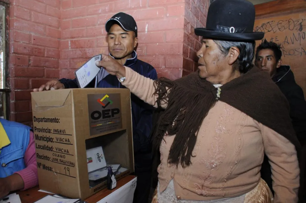 Una mujer de pollera emite su voto en las elecciones generales del 2020, en el municipio de Viacha, La Paz. Foto: ABI