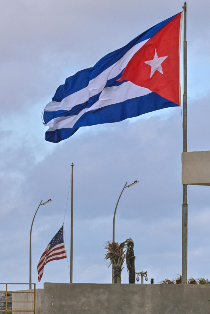 Las banderas de Cuba (drcha.) y de EEUU ondean cerca de la embajada estadounidense en La Habana el 15 de enero de 2025