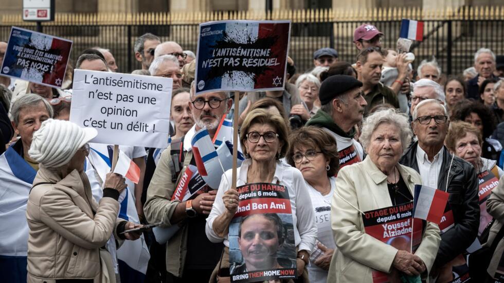 Unos participantes en una marcha blanca convocada en la ciudad francesa de Burdeos portan retratos de los rehenes en manos de Hamás en la Franja de Gaza, el 6 de octubre de 2024, víspera del primer aniversario de su secuestro