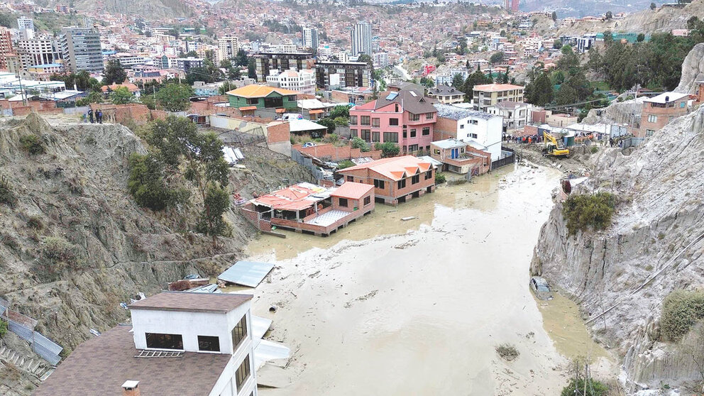 Una mazamorra dejó una niña muerta y daños en viviendas en Bajo Llojeta, en La Paz. / APG