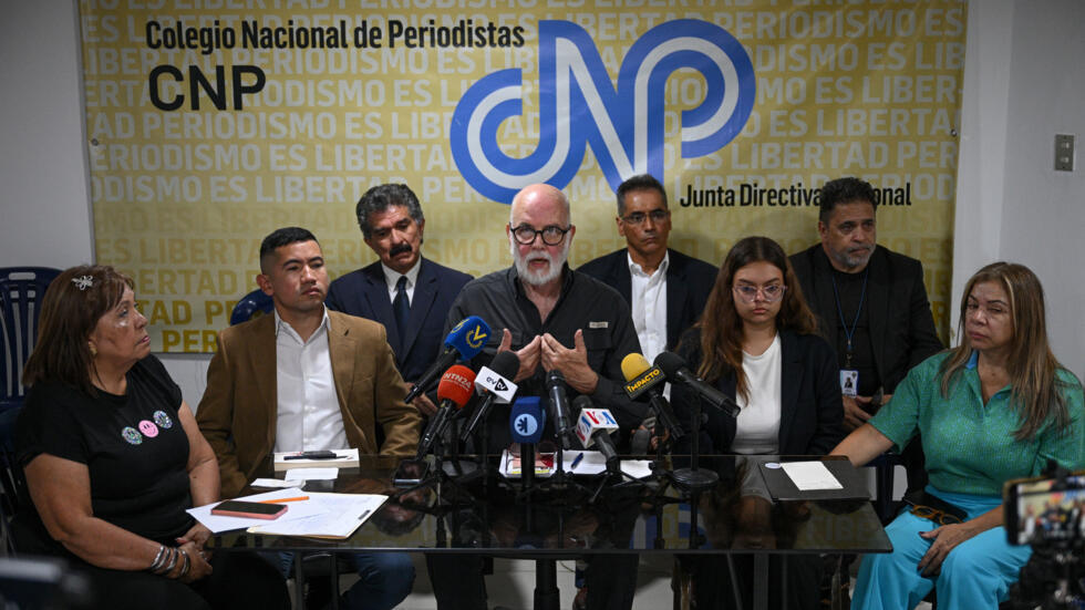 El presidente del Colegio Nacional de Periodistas (CNP), Tideno Guía (c), habla sobre el arresto del periodista Nelin Escalante, el 30 de octubre de 2024 en Caracas