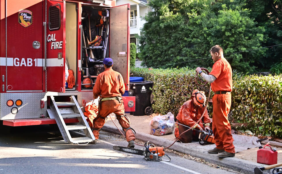 El trabajo del personal de emergencia fue reforzado por presos