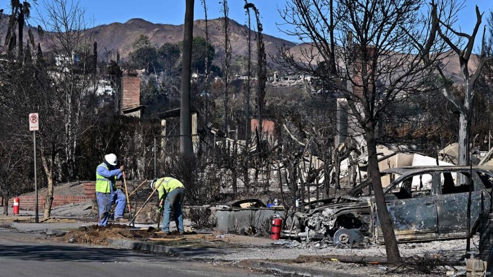 Una cuadrilla trabaja para cortar las conexiones de gas de las viviendas arrasadas por el incendio de Palisades, en el que lujoso barrio de Pacific Palisades, de Los Ángeles.