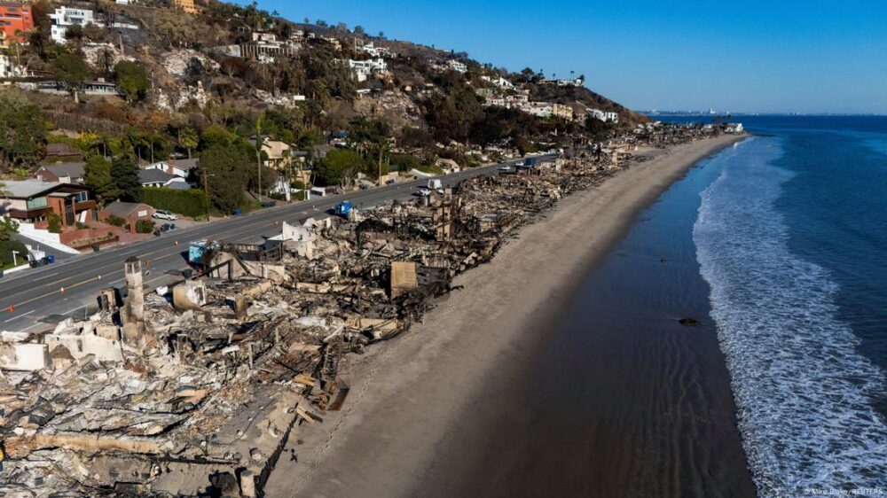 Una imagen tomada por un dron muestra decenas de casasa a pie de playa que quedaron en escombros en Malibu, California.