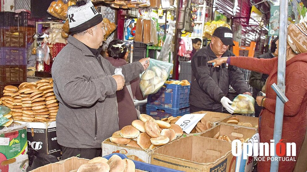 El operativo de control en el mercado Calatayud, este 16 de enero./ NOÉ PORTUGAL