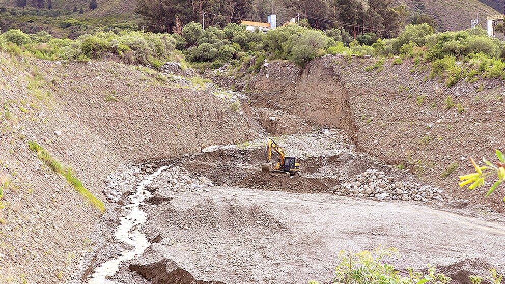 La inspección en cuencas en Tiquipaya, este 16 de enero./ GAMT