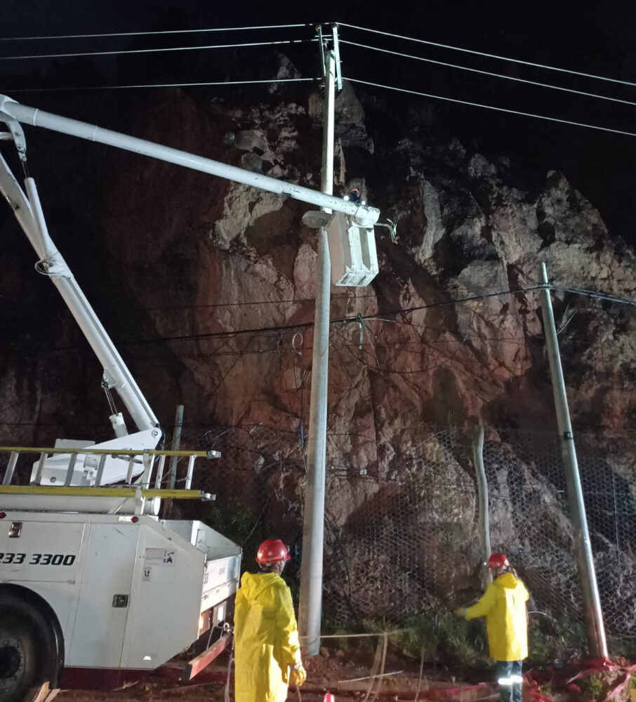 Realizan inspecciones y mantenimientos preventivos en la red eléctrica en varias regiones del país ante persistentes lluvias