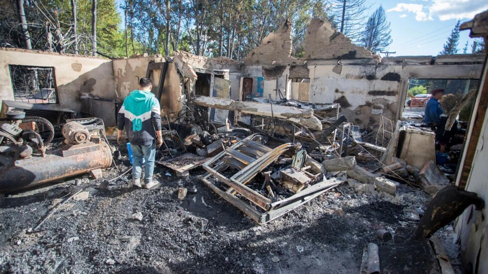 Unos residentes en Epuyén, en la Patagonia argentina, revisan su vivienda, arrasada por el incendio, el 16 de enero de 2025