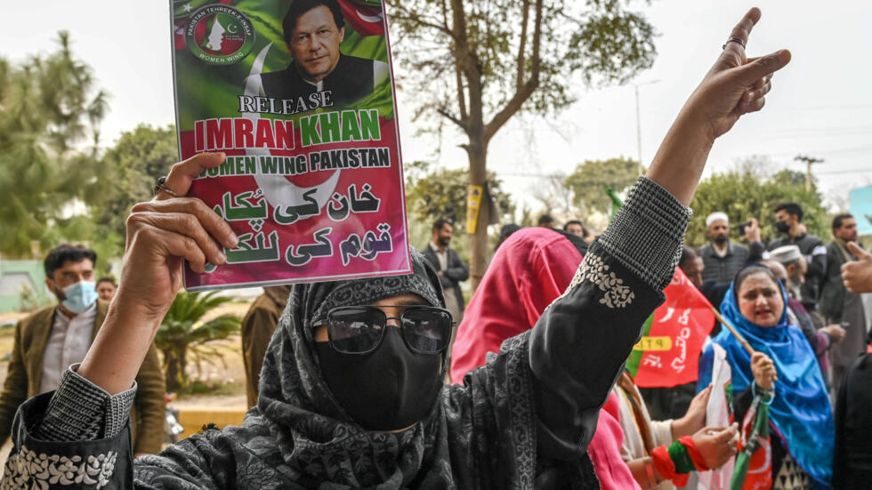 Una seguidora del encarcelado Imran Khan sostiene un cartel con su imagen durante una protesta el 17 de enero de 2025 en Peshawar (Pakistán)