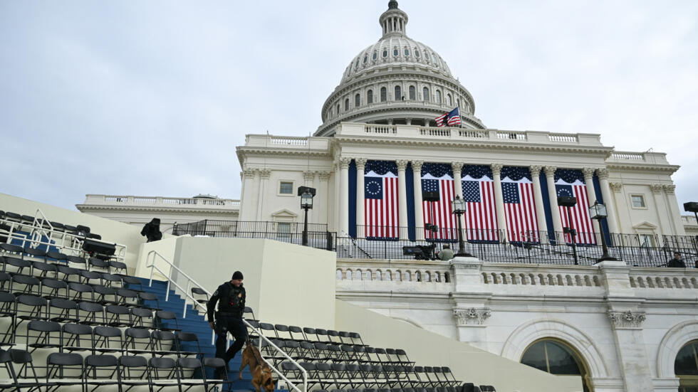 Un policía recorre con un perro el 17 de enero de 2025 una grada delante del Capitolio de EEUU, en Washington, que se prepara para la toma de posesión de Donald Trump como presidente de EEUU