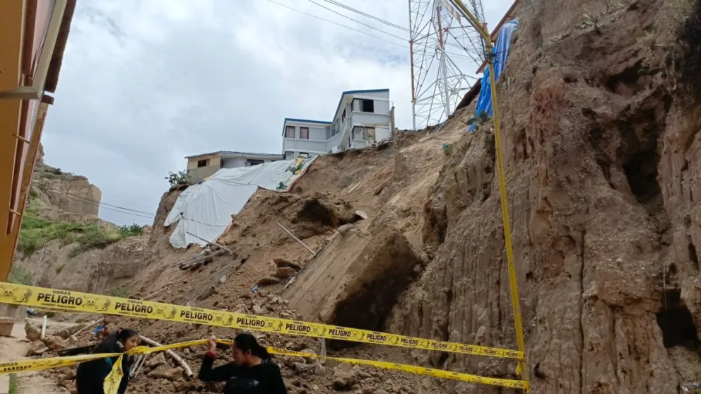 Dos viviendas y una antena de telecomunicaciones están en peligro de desplomarse, tras la caída del talud. Foto: ABI