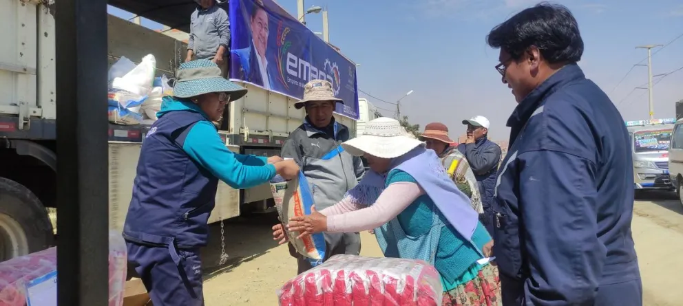 Una tienda móvil de Emapa comercializa productos. Foto: ABI