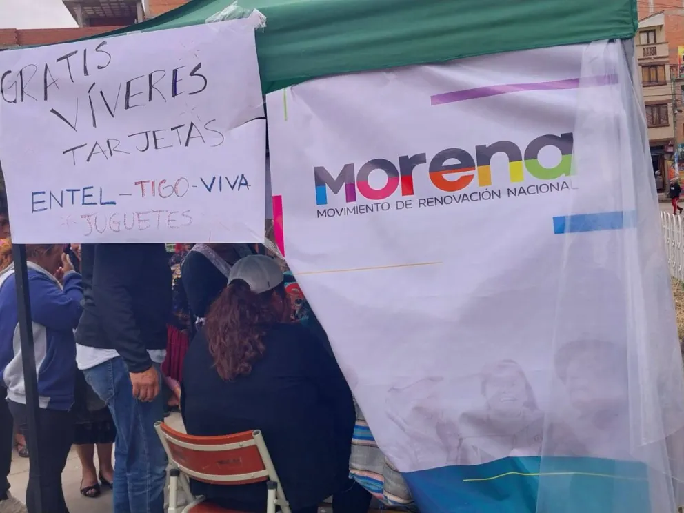 Puestos de recolección de firmas y registro de militantes de Morena, con los letreros de los regalos. Foto: Morena.