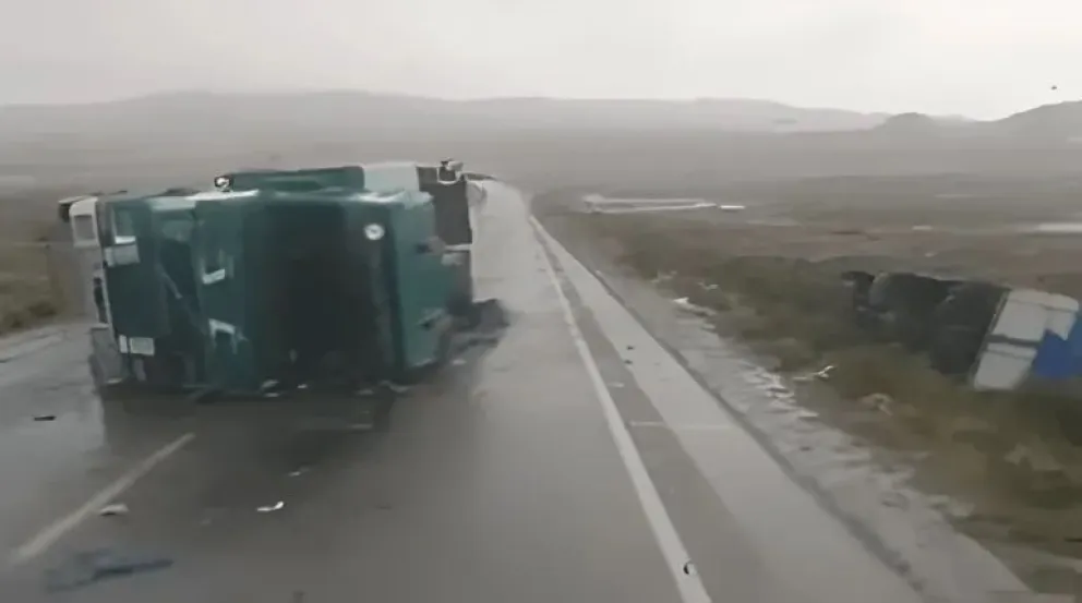 Uno de los cinco camiones, sin placa de control, que colisionaron hoy por la madrugada en Patacamaya. Foto: captura de video