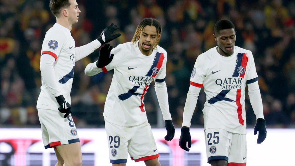 Fabián Ruiz (izquierda) celebra junto a Bradley Barcola (centro) y Nuno Mendes (derecha) su gol en la victoria del PSG en el campo del Lens en la Ligue 1, el 18 de enero de 2025