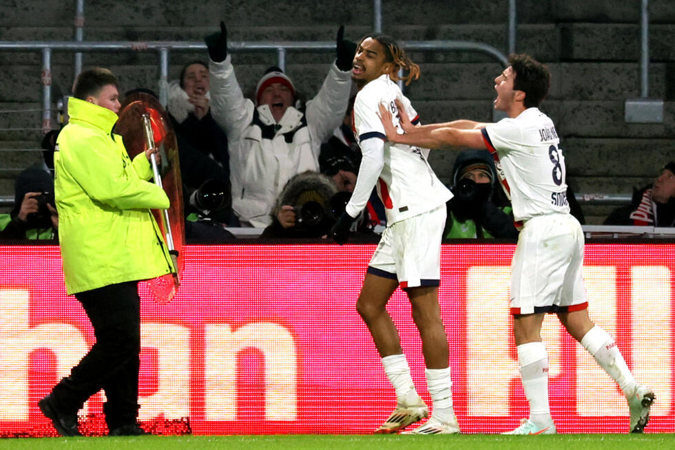 Bradley Barcola (centro) celebra junto a su compañero Joao Neves (derecha) su gol para el triunfo del PSG en el campo del Lens en la Ligue 1, el 18 de enero de 2025