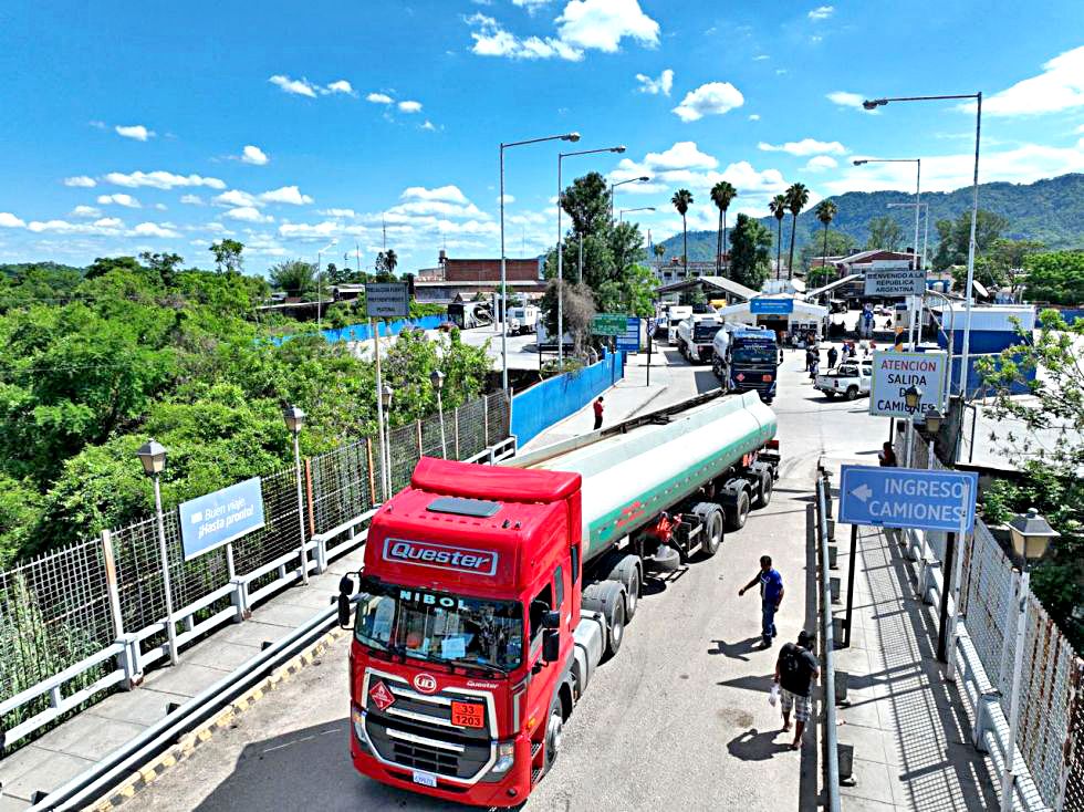 SUMINISTRO. Unos camiones cisternas transportan combustibles en La Paz.