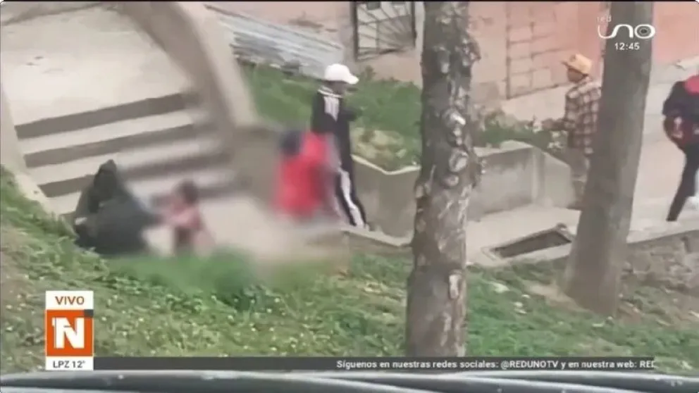 Momento en el que los padres discutían frente a la niña. Foto: Captura de video. 