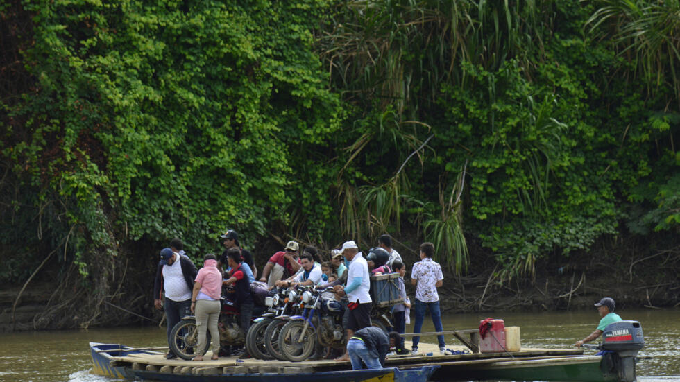 Desplazados de los recientes enfrentamientos entre grupos armados en Colombia cruzan el fronterizo río Tarra para llegar a Tres Bocas, en el estado venezolano de Zulia, el 19 de enero de 2025